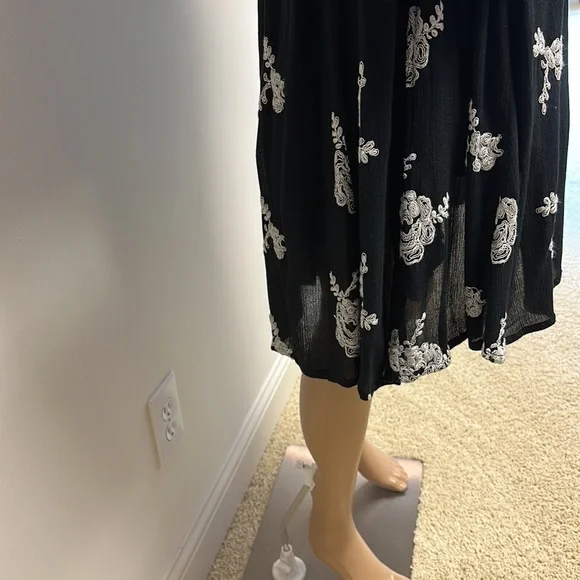 Free People Black mini dress with white embroidered rosette’s open back size M - Picture 7 of 14
